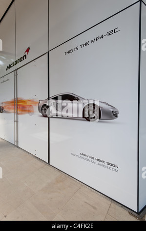 Showroom McLaren con finestra grafico che mostra la nuova McLaren MP4-12C. Foto Stock
