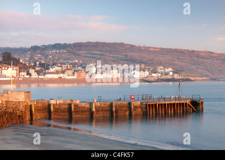 Banchina di pietra e di Lyme Regis città visto dal Cobb, Lyme Regis, Dorset, Inghilterra. Inverno (dicembre 2010). Foto Stock