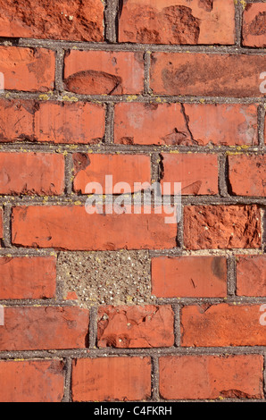 Frammento di vecchio quadrato rosso parete di mattoni. Foto Stock