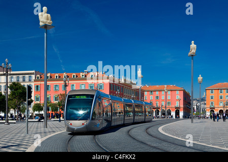 L'Europa, Francia, Alpes-Maritimes (06), il tram in Piazza Massena a Nizza Foto Stock