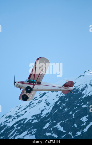 Piper Super Cub piano Bush battenti e competere nel STOL concorrenza, 2010 Giorno di maggio Fly-in, Valdez, Alaska Foto Stock