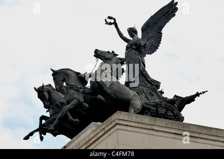 Quadriga - carro trainato da quattro cavalli alla sommità di Wellington Arch a Londra Foto Stock