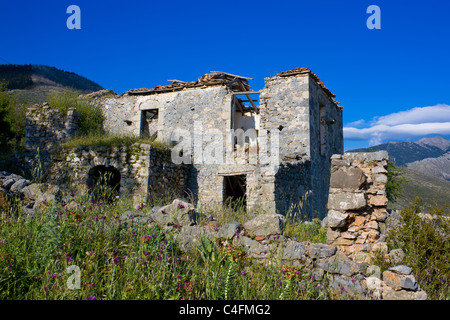 Abbandonato e rovinato vecchia casa dopo un terremoto Foto Stock