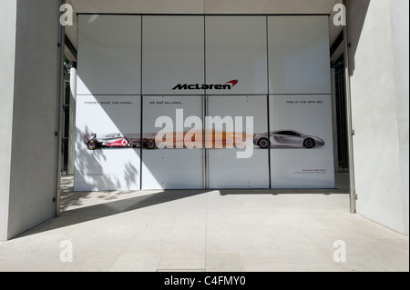 Showroom McLaren ingresso con logo sopra l'entrata. Foto Stock
