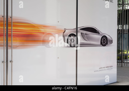 Showroom McLaren con finestra grafico che mostra la nuova McLaren MP4-12C. Foto Stock
