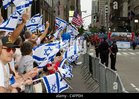 Spettatori wave bandiere israeliane al 2011 festeggiare Israele parata sulla Fifth Avenue a New York City il 5 giugno 2011 Foto Stock