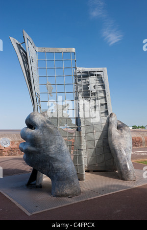 La scultura al punto di inizio della South West Coast Path in Minehead, Somerset, Inghilterra. Molla (maggio) 2011. Foto Stock