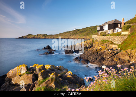 Guardando oltre Perprean Cove verso Chynhalls punto da dolor punto, Coverack, penisola di Lizard, Cornwall, Inghilterra. Foto Stock