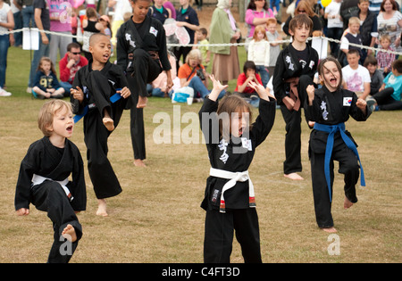 I bambini in un una dimostrazione del coreano arte marziale di Kuk Sool ha vinto, Newmarket carnevale, Suffolk REGNO UNITO Foto Stock