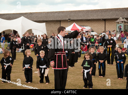 I bambini in una dimostrazione della Korean arte marziale di Kuk Sool ha vinto, Newmarket carnevale, Suffolk REGNO UNITO Foto Stock