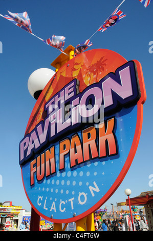 I bambini di corse al Padiglione Fun Park in Clacton in Essex Foto Stock