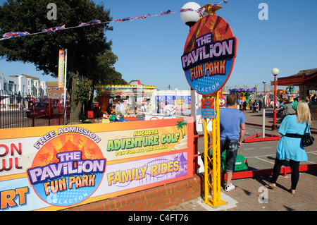 I bambini di corse al Padiglione Fun Park in Clacton in Essex Foto Stock