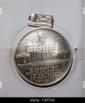 Un tedesco orientale medaglia agli uomini che hanno costruito il muro di Berlino il 13 agosto 1961 Foto Stock