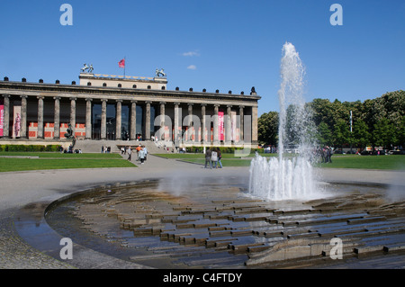 La fontana di fronte all'Altes Museum di Berlino Foto Stock