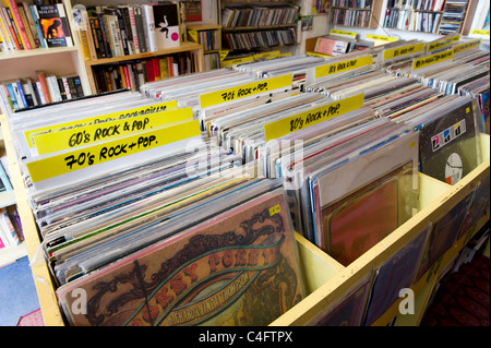 Componenti vari usati a dischi in vinile in un negozio di Londra, Regno Unito Foto Stock