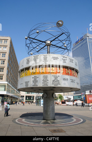 Il Weltzeituhr World Time Clock in Alexanderplatz, ex Berlino Est Foto Stock