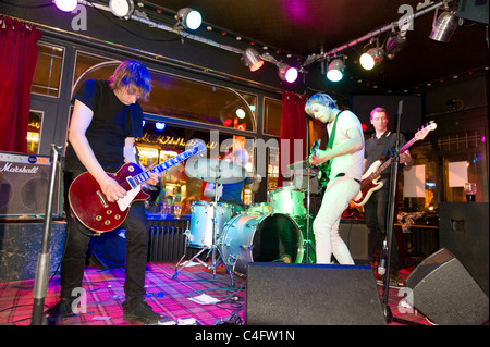 Rock and Roll band suonare in un pub di Camden Town, Londra, Regno Unito Foto Stock