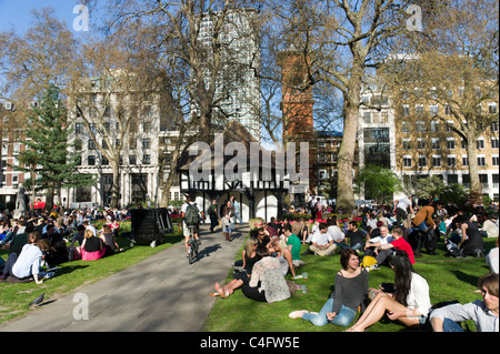 Persone in Soho Square, London, Regno Unito Foto Stock