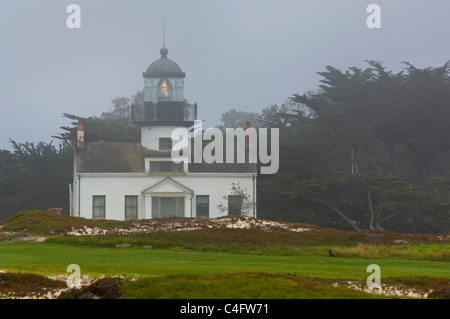 Point Pinos Lighthouse nella nebbia, Pacific Grove, penisola di Monterey in California Foto Stock