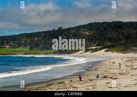 La gente camminare sulla spiaggia di sabbia bianca sulla Spiaggia Carmel, Carmelo, penisola di Monterey in California Foto Stock