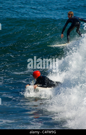 Surfisti a vaporizzatori Lane, Stato Lighthouse Beach, West Cliff Drive, Santa Cruz, in California Foto Stock