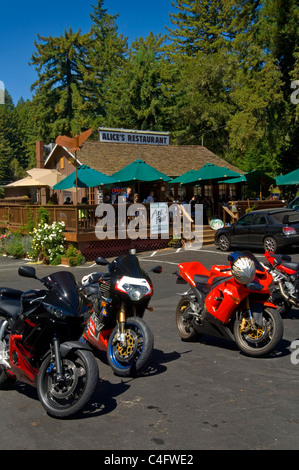 Motociclette parcheggiata di fronte Alice's Restaurant, Skylonda, San Mateo County, California Foto Stock