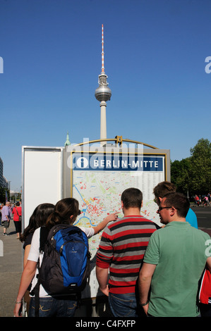 I turisti a Berlino guardando una mappa della città Foto Stock