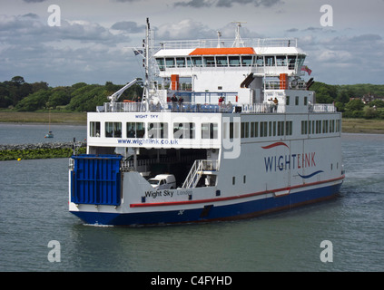 Traghetto per auto lasciando Lymington, Hampshire, legato per Yarmouth, Isle of Wight, England, Regno Unito Foto Stock