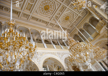 La Russia , San Pietroburgo , Museo Hermitage Winter Palace , Andrey Stakenschneider marmo bianco & gilt & lampadario sala Pavillion Foto Stock