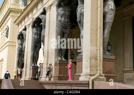 La Russia , San Pietroburgo , Museo Hermitage Winter Palace , ingresso principale porticato con dieci 16 ft atlanti scolpiti in bronzo o Atlas statue Foto Stock