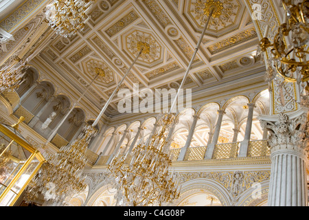 La Russia , San Pietroburgo , Museo Hermitage Winter Palace , Andrey Stakenschneider marmo bianco & gilt & lampadario sala Pavillion Foto Stock