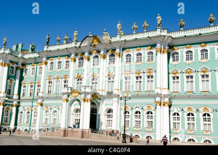 La Russia , San Pietroburgo , Museo Hermitage Winter Palace , particolare in elevazione esterna della facciata a sud da ingresso & luci di strada Foto Stock