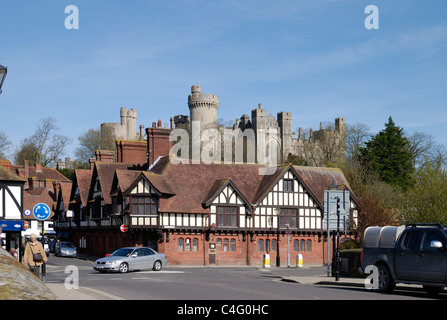 Vista del Castello di Arundel e città. West Sussex. In Inghilterra. Ufficio postale in primo piano. Foto Stock