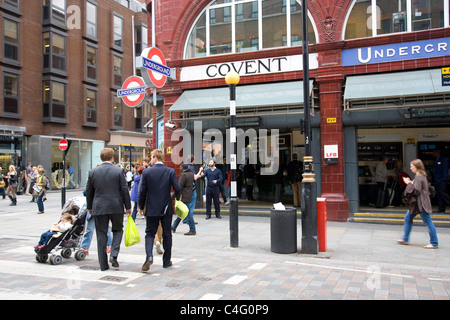 Il Covent Garden Stazione della Metropolitana Crossing Foto Stock