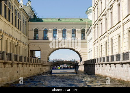 La Russia , San Pietroburgo , Venezia del Nord , Ponte eremo al teatro con crociera turistica nave in barca sul canale di inverno Foto Stock