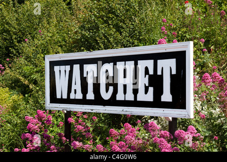 Watchet Stazione ferroviaria segno   rosso fiori valerium fioritura in giugno, Devon. Inghilterra, Regno Unito Foto Stock