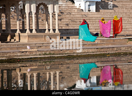 Le donne indiane la sua essiccazione sari. Lago di Pushkar. Il Rajasthan. India Foto Stock