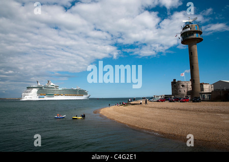 Indipendenza dei mari Royal Carrbean nave da crociera passando Calshot Spit Foto Stock