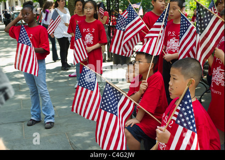 Gli studenti di marzo nella bandiera annuale parata del giorno a New York a partire da New York City Hall Park Foto Stock