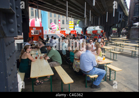 Lotto al trentesimo Street, sotto l'alta linea Park nel quartiere di Chelsea di New York Foto Stock