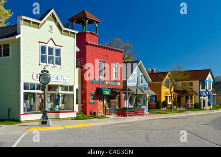 La strada principale di Suttons Bay sulla penisola Leelanau vicino a Traverse City, Michigan, Stati Uniti d'America. Foto Stock