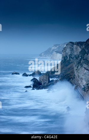 Il mare in tempesta a Lulworth Cove, Jurassic Coast, Dorset, Inghilterra Foto Stock