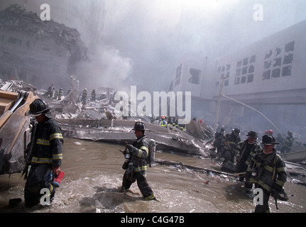 World Trade Center fire/ terrorismo Settembre 11, 2001. Libertà e West strade.(© Richard B. Levine) Foto Stock