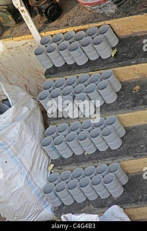 Giunzione di tubi in PVC impilati in cantiere, India Foto Stock