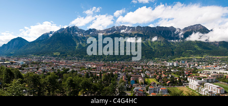 Vista panoramica della città di Innsbruck e le Alpi Foto Stock