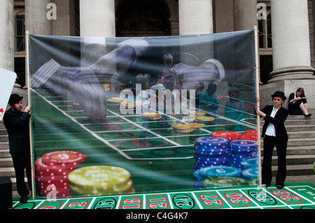 Robin Hood Tax attivisti istituito oggi un gigante roulette tavolo nella città di Londra per protestare contro i banchieri' Foto Stock