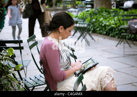 Un Apple iPad utente con il suo tablet pc in Bryant Park di New York Foto Stock