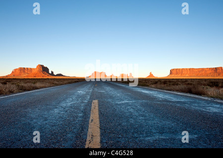 La strada (l'autostrada 163) alla Monument Valley e la visualizzazione classica da mile marker 13 dove Forrest Gump ha smesso di funzionare Foto Stock