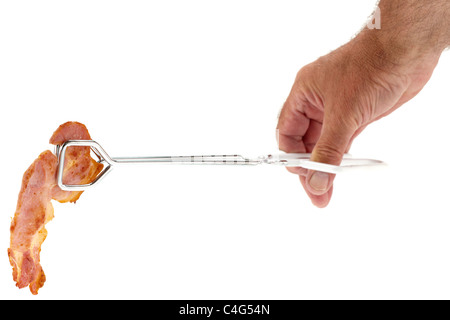 Unico rasher di bacon captato con un mans mano azienda pinze da cucina Foto Stock