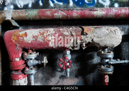 Vecchia tubazione in un edificio abbandonato. Foto Stock